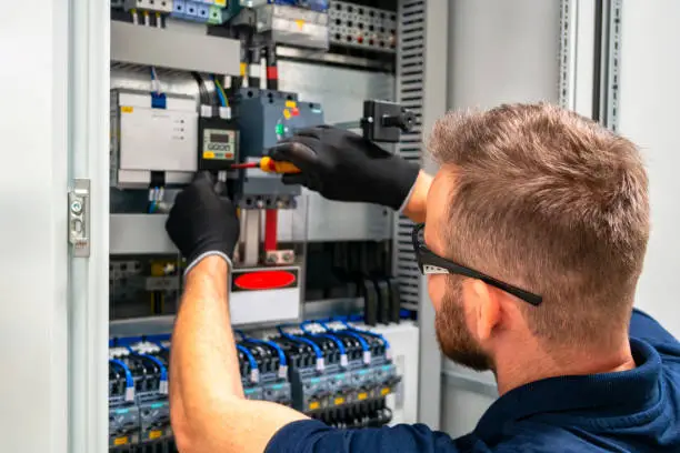 Électricien en intervention sur une installation électrique en Indre-et-Loire