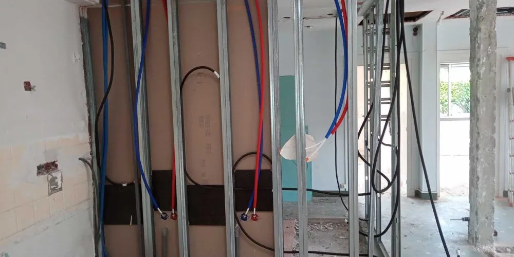 Installation électrique neuve sur chantier de construction